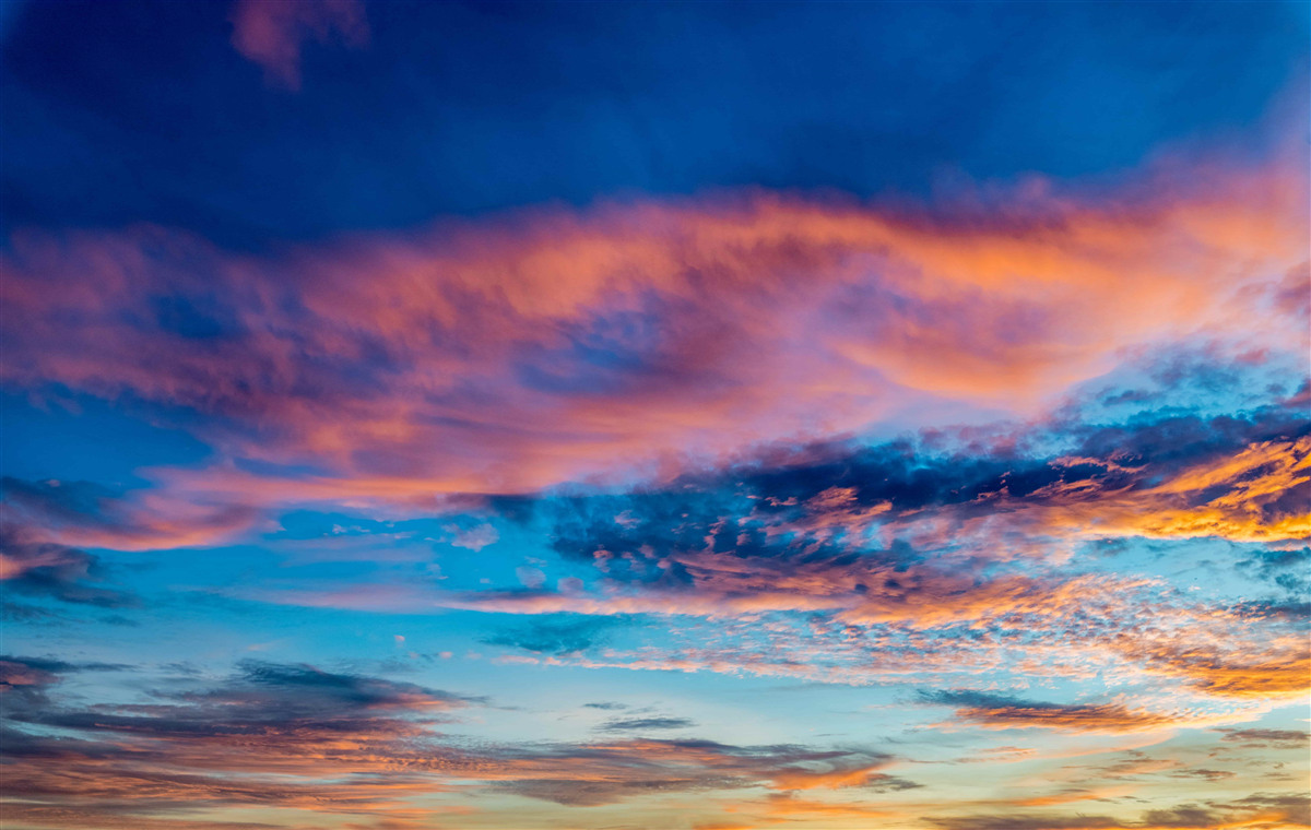 Fototapeten Wolken bei Sonnenuntergang, vom Wind geworfen