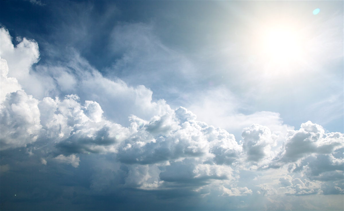 Fototapeten Intensives Licht unter turbulenten Wolken