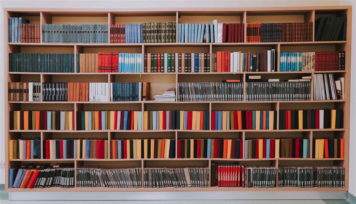 Fototapeten Reiche Buchsammlung zu Hause