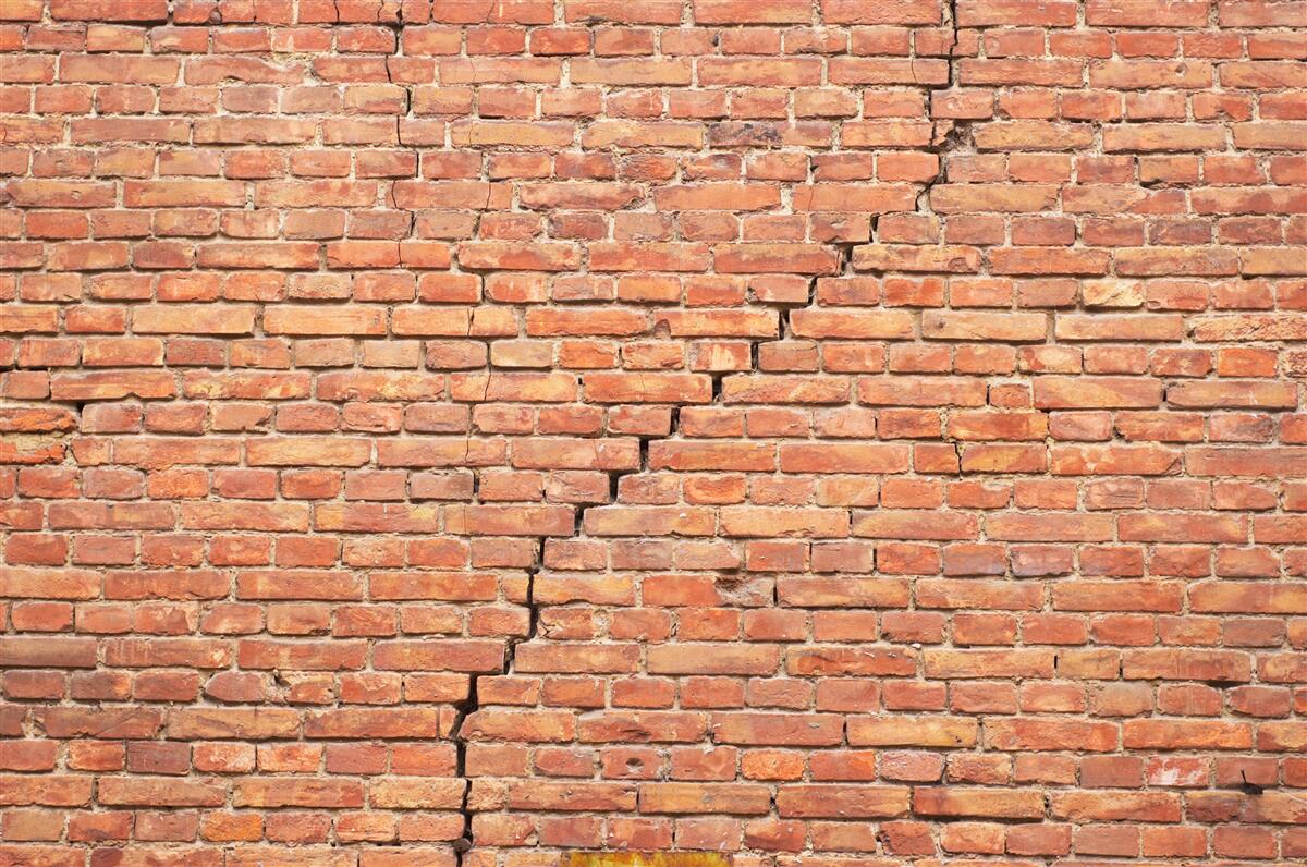 Fototapeten Ein signifikanter Riss in der Wand