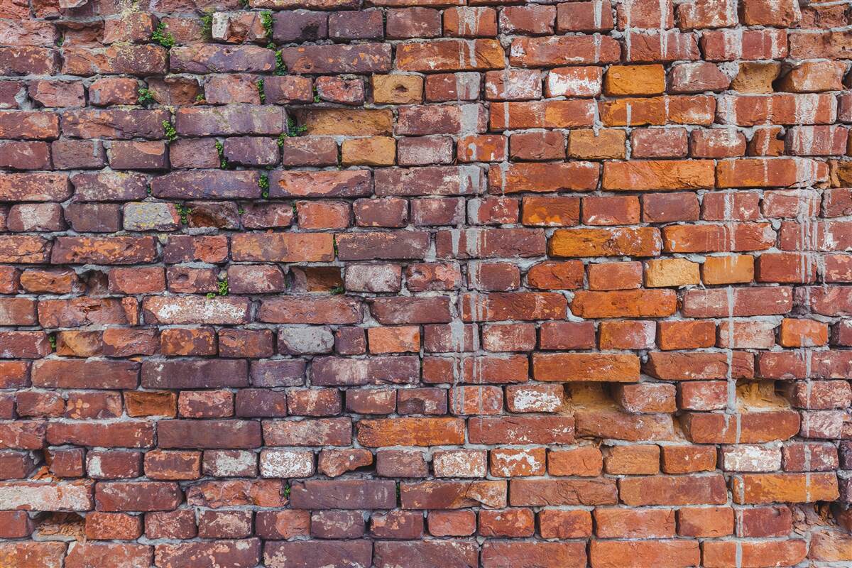 Fototapeten Lecks an einer historischen Mauermauer