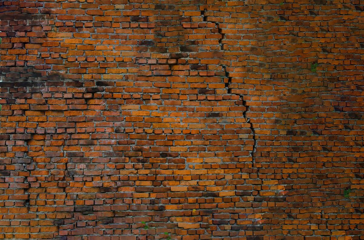 Fototapeten Ein großer Riss in der Mauermauer