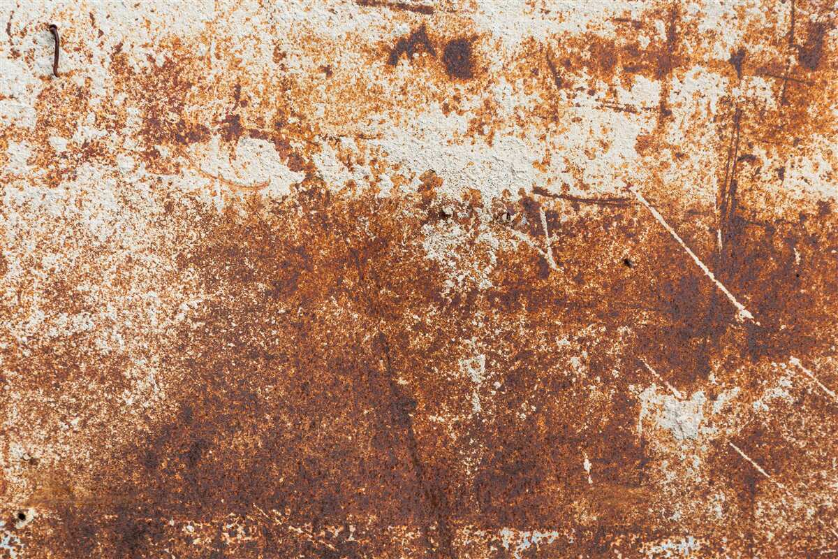 Fototapeten Eine schäbige Wand mit dunklen Rosttönen gestrichen