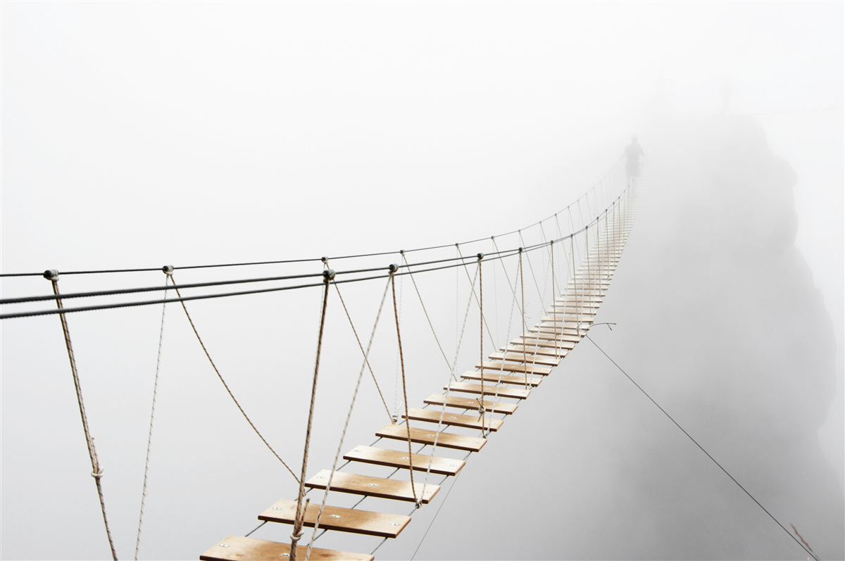 Fototapeten Nebel über die hängende Brücke