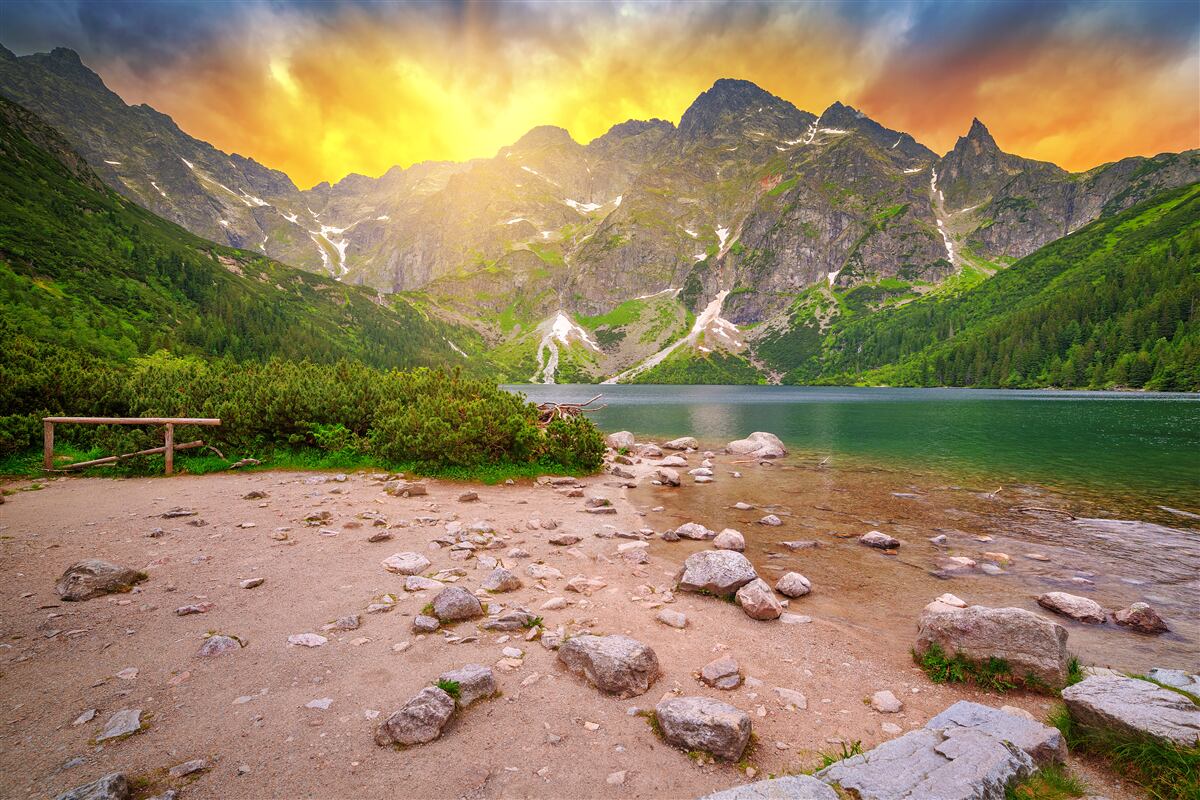 Fototapeten Die untergehende Sonne, die hinter dem See in den Tatra -Bergen abfällt