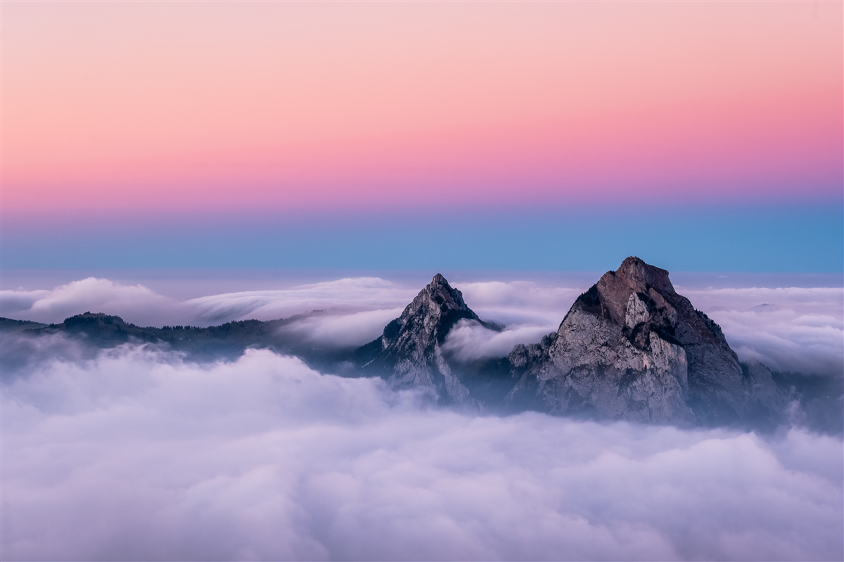 Fototapeten Die Wolkenspitzen unter dem rosa Himmel