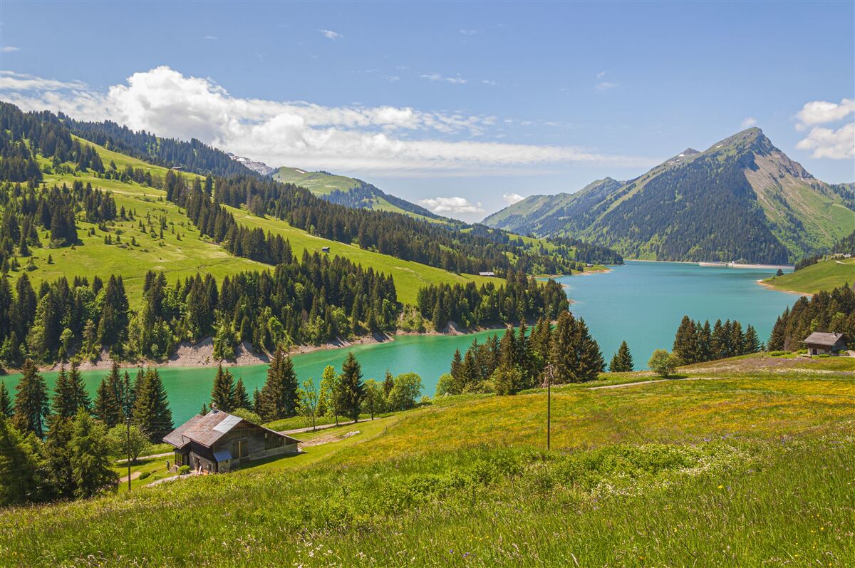 Fototapeten Ongren -See mit Azurchenwasser in den Bergen