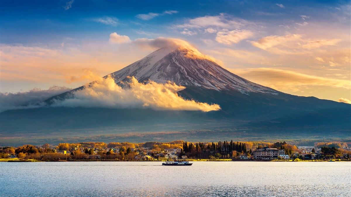 Fototapeten Der Gipfel von Fuji ist von einem dicken Nebel umgeben