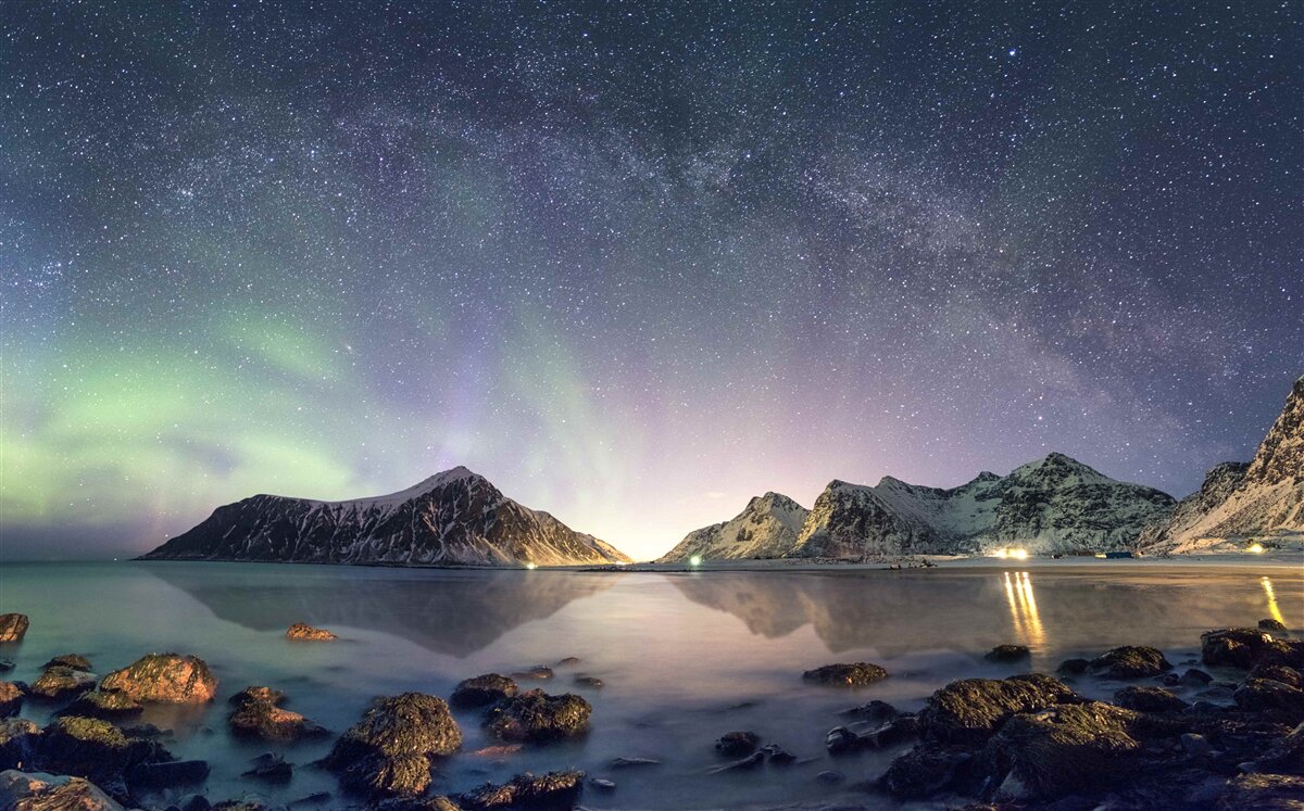 Fototapeten Nachthimmel mit Sternen dekoriert und von einer polaren Aurora beleuchtet
