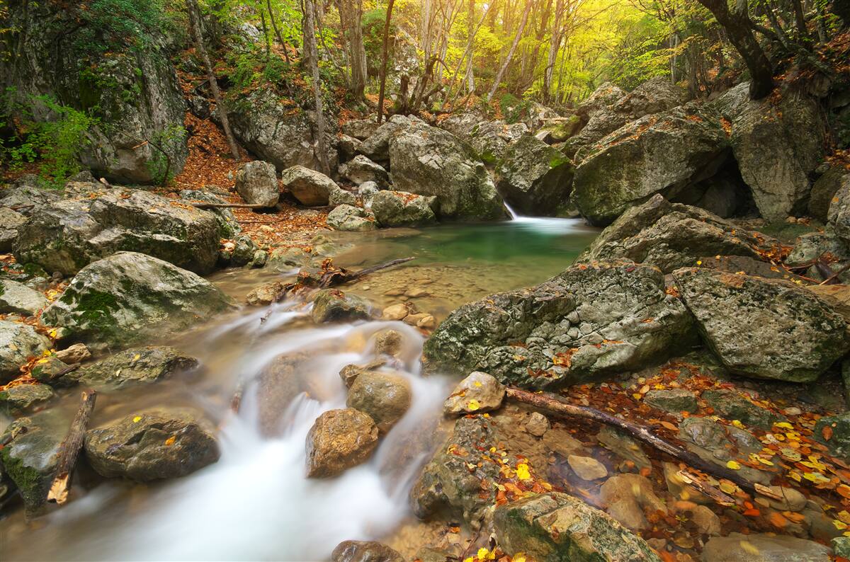 Fototapeten Flussfluss im Herbst
