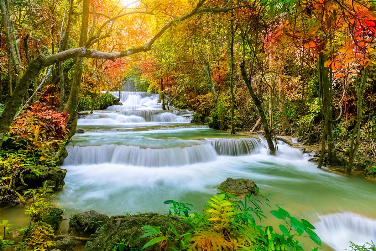 Fototapeten ein majestätischer Wasserfall in der Natur