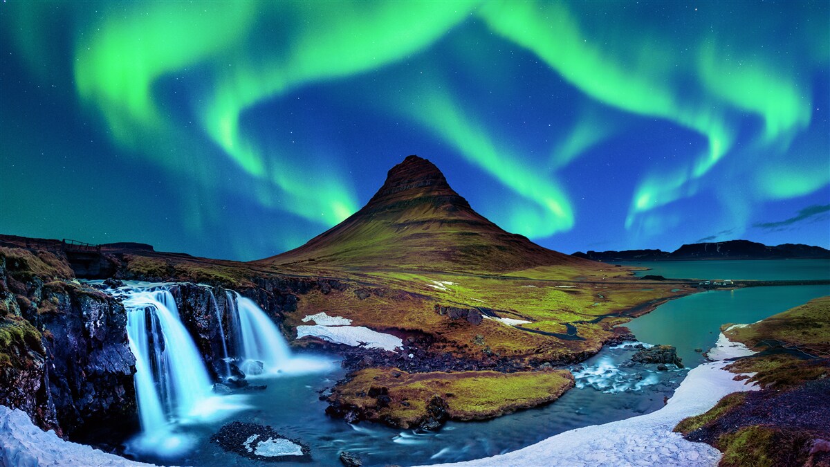 Fototapeten Der Wasserfall präsentiert eine atemberaubende polare Aurora