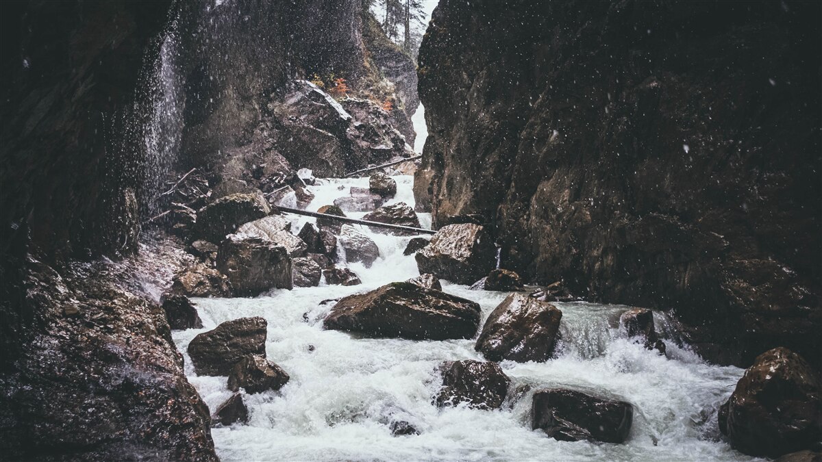 Fototapeten Es gibt einen majestätischen Bergwasserfall zwischen den Felsen