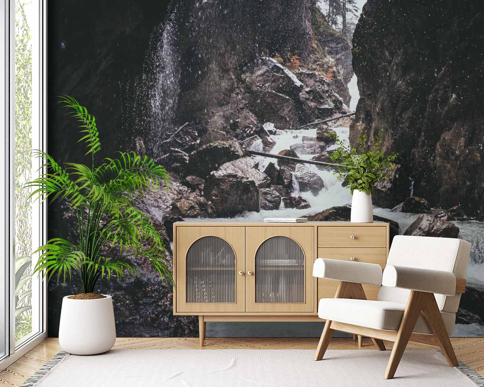 Fototapeten Es gibt einen majestätischen Bergwasserfall zwischen den Felsen