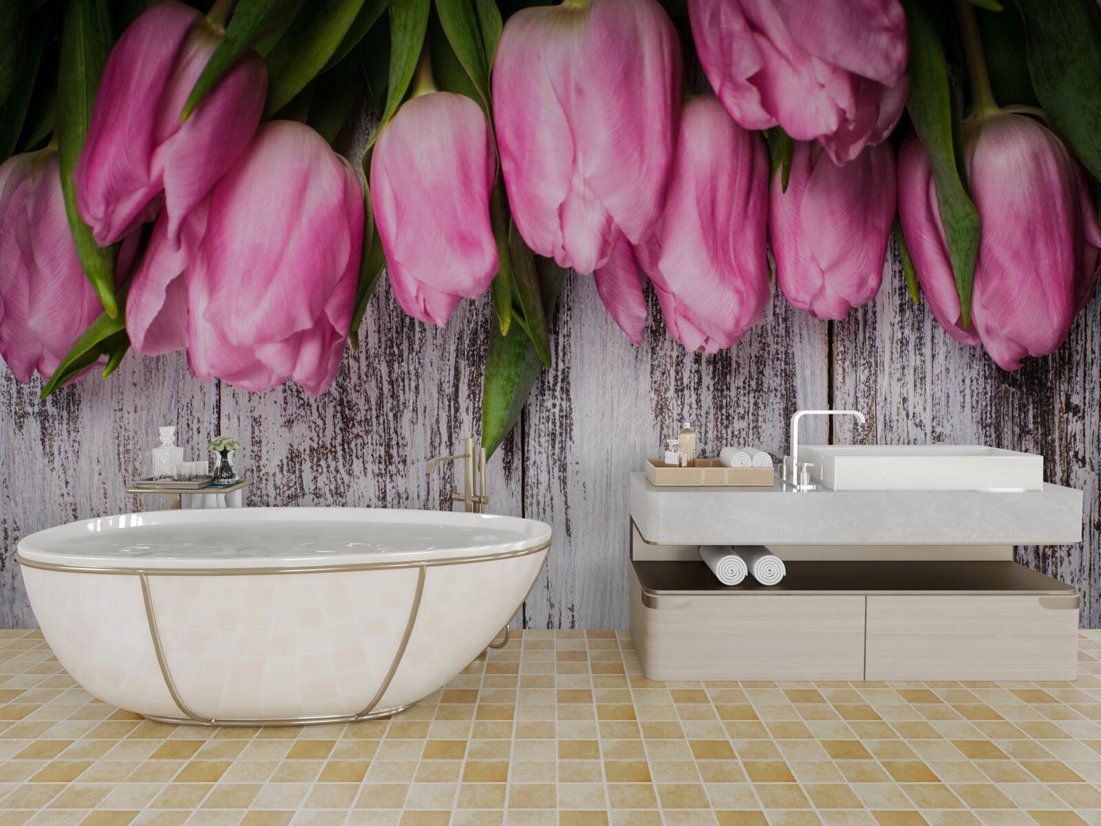 Fototapeten Rosa Tulpen auf einem hölzernen Hintergrund