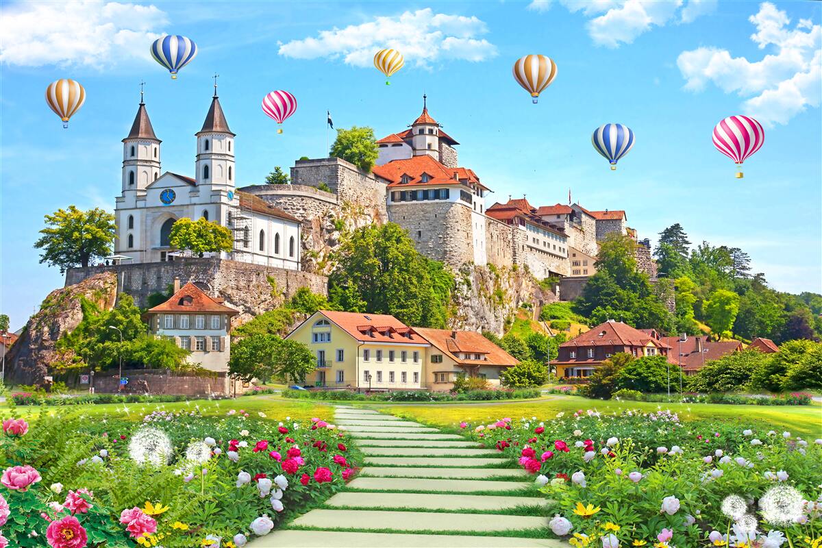 Fototapeten Mehrfarbige Luftballons fliegen hoch über den Dächern der Städte