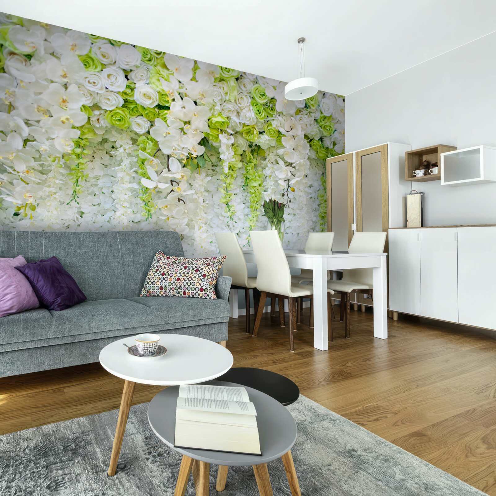 Fototapeten Weiße Orchideen bedeckten die Wand mit einem Blumenteppich