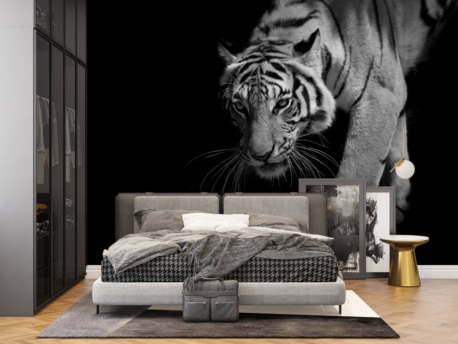 Fototapeten Tiger kriecht vor dem Hintergrund der Dunkelheit