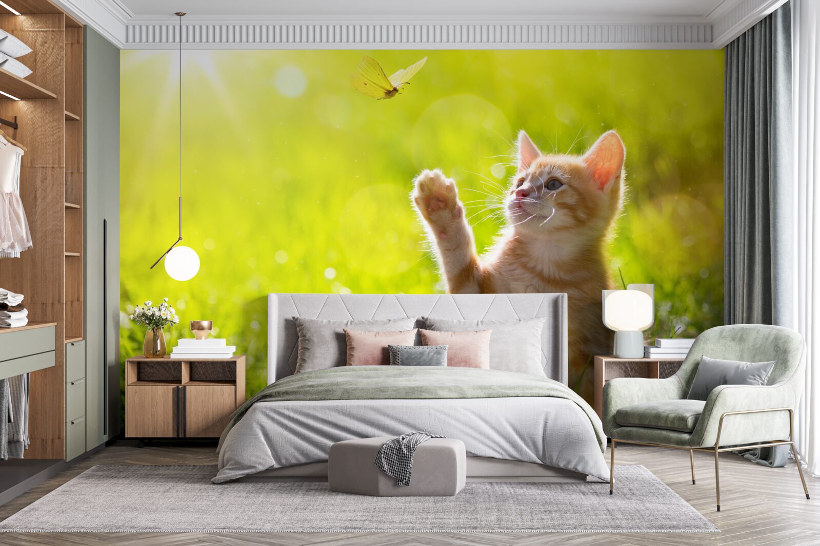 Fototapeten Eine kleine Katze spielt mit einem Schmetterling in einem grünen Feld