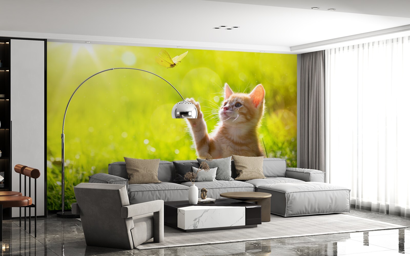 Fototapeten Eine kleine Katze spielt mit einem Schmetterling in einem grünen Feld