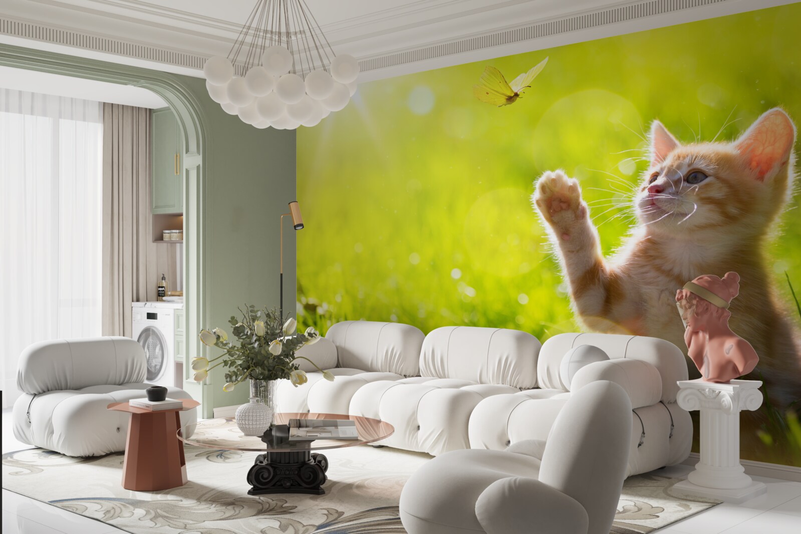 Fototapeten Eine kleine Katze spielt mit einem Schmetterling in einem grünen Feld