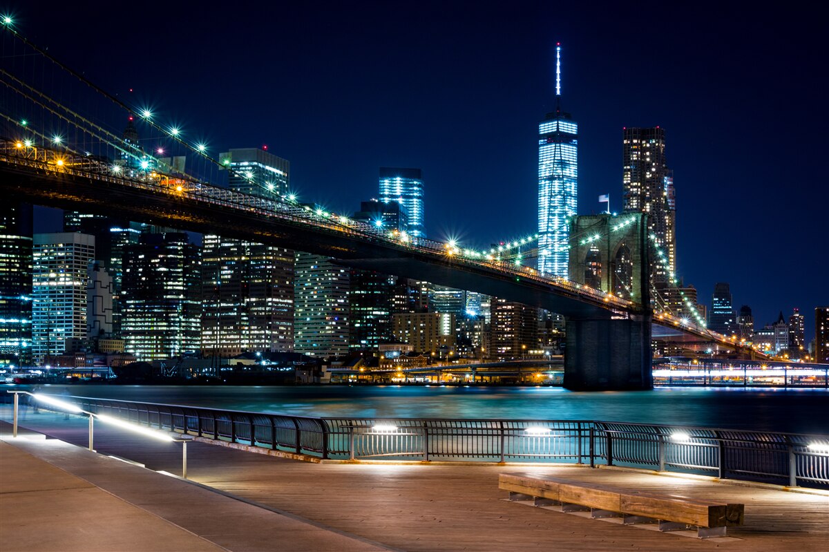 Fototapeten Eine Brücke in New York Connecting -Gebieten in der Nacht
