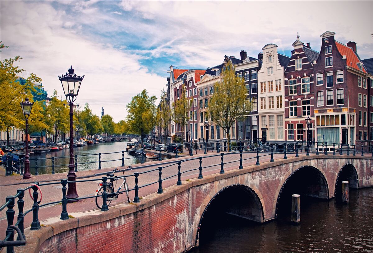 Fototapeten Die Brücke über den Kanal in Amsterdam