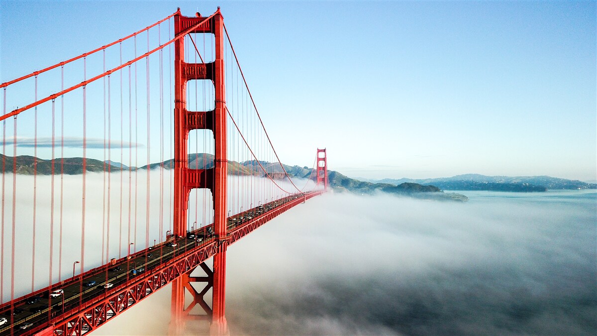 Fototapeten Der Nebel ist in die Golden Gate Bridge eingewickelt