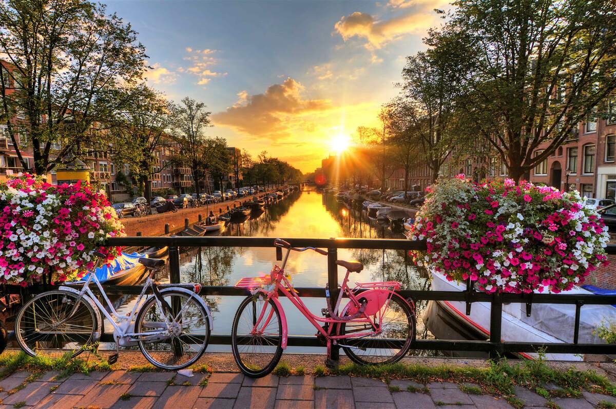 Fototapeten Sonnenuntergang in Amsterdam mit Fahrrädern im Hintergrund