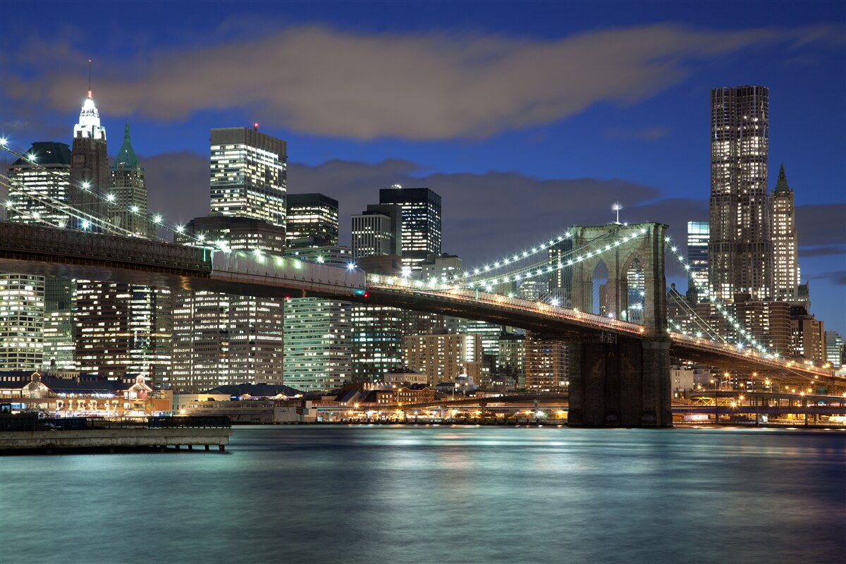 Fototapeten Die Stadt ist nachts mit den Konturen der Brooklin Bridge dekoriert