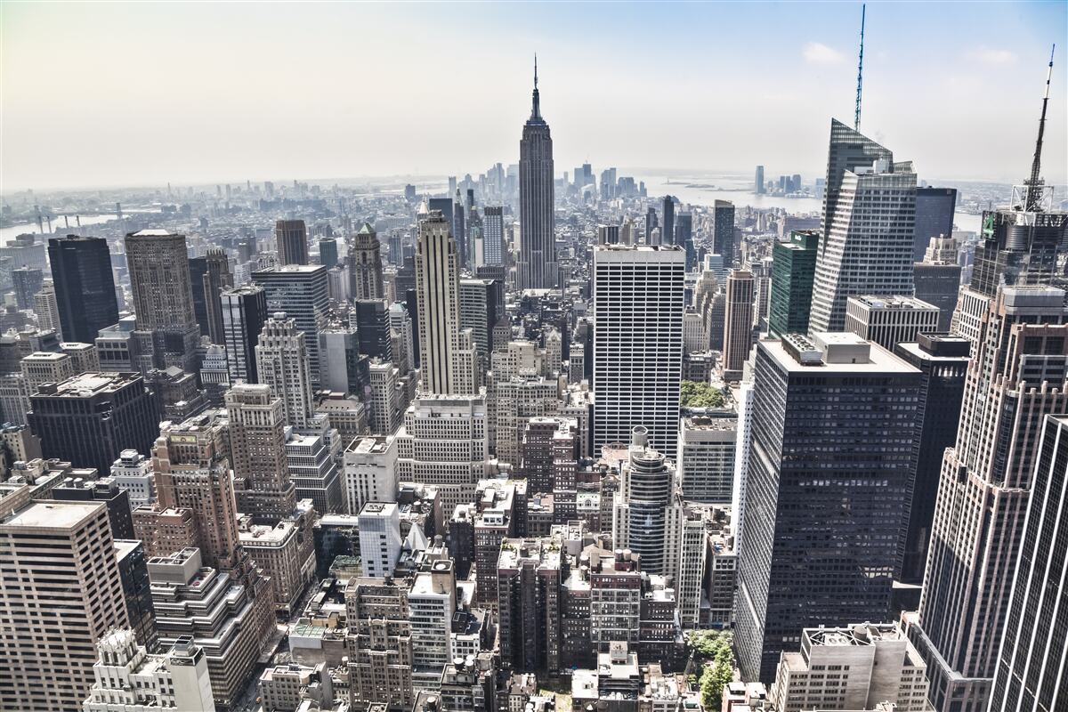 Fototapeten Blick auf die Stadt aus einer Höhe, die mit einem Vogelflug vergleichbar ist