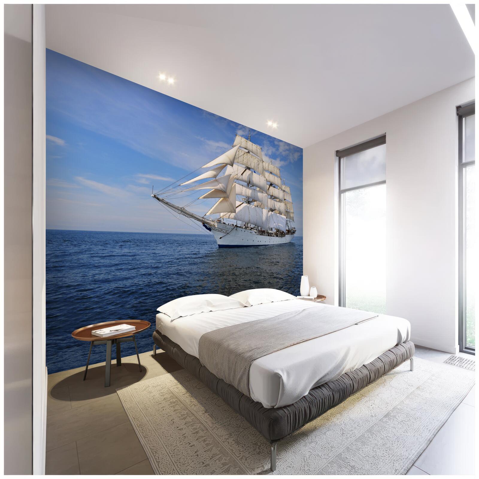 Fototapeten Ein Schiff mit Segeln auf einem ruhigen Meer