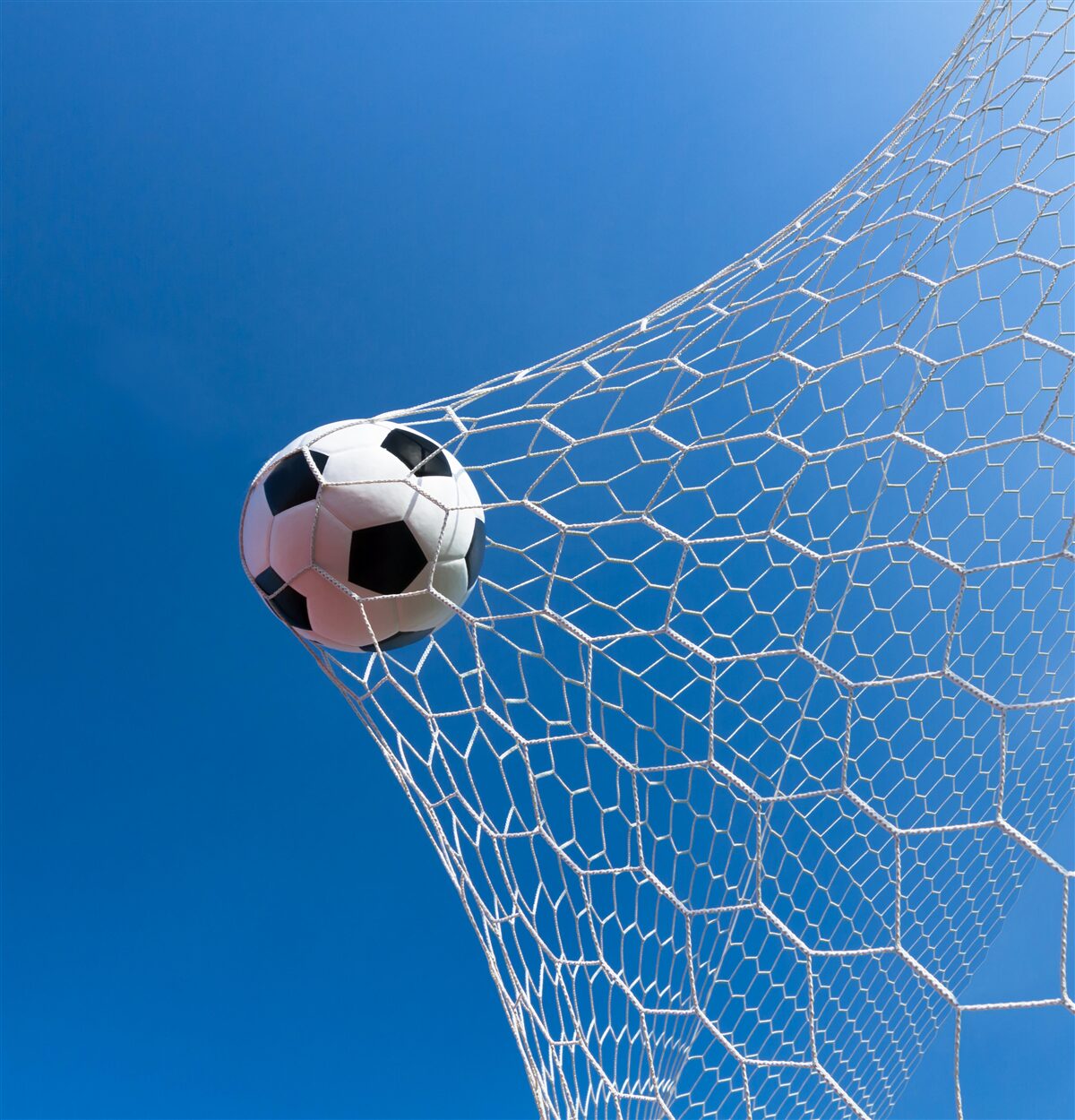 Fototapeten Der Ball landete im Tor