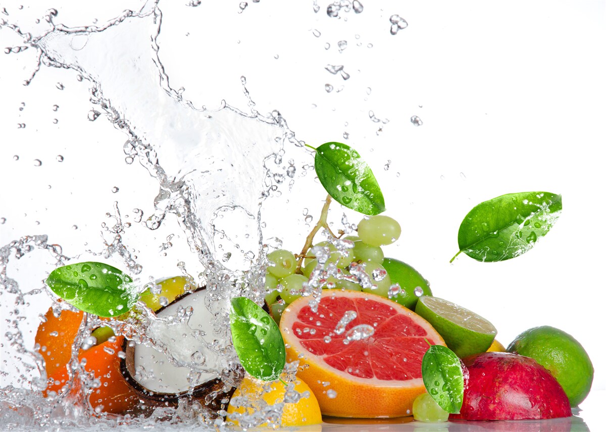 Fototapeten Das Wasser breitet sich über die Oberfläche verschiedener Früchte aus