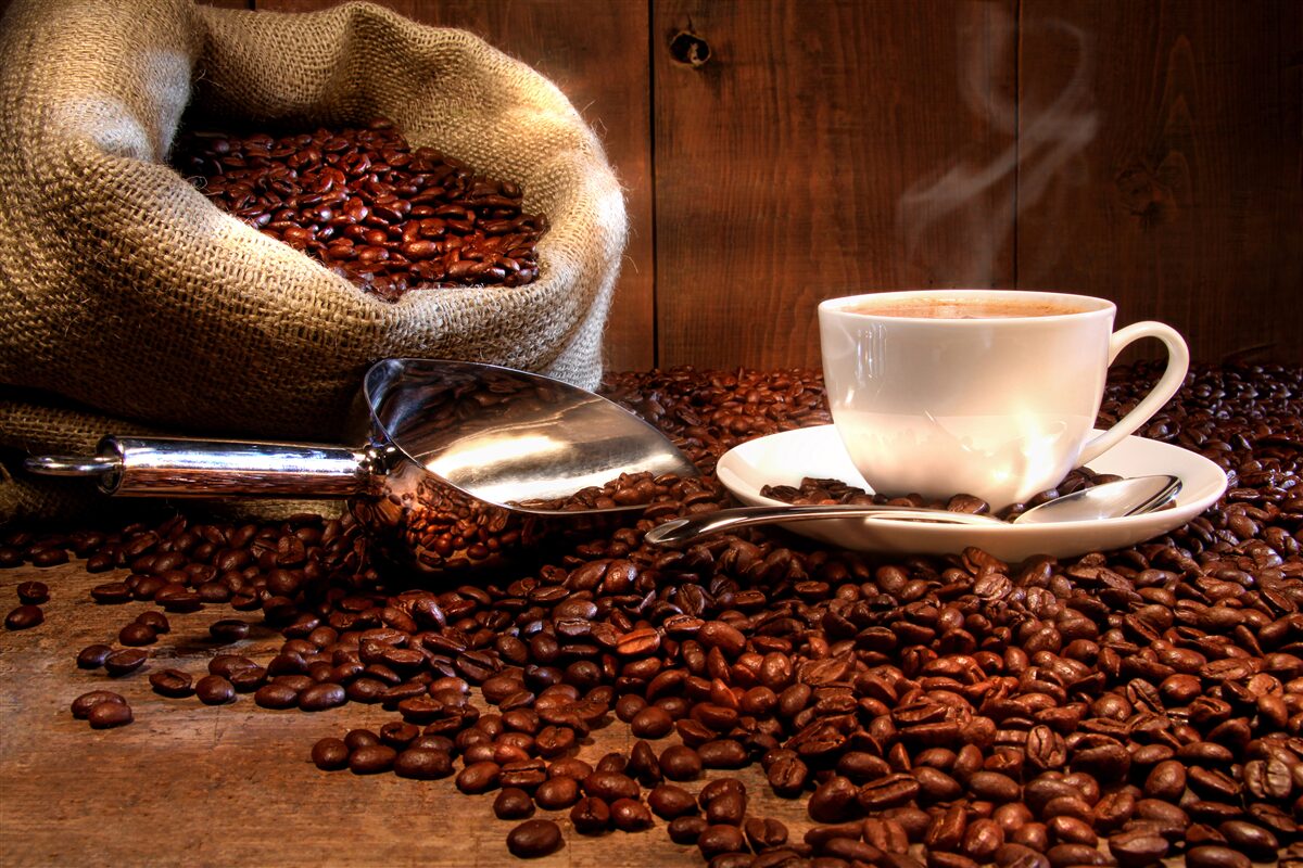 Fototapeten Kaffeebohnen unter einer Tasse aromatischem Kaffee