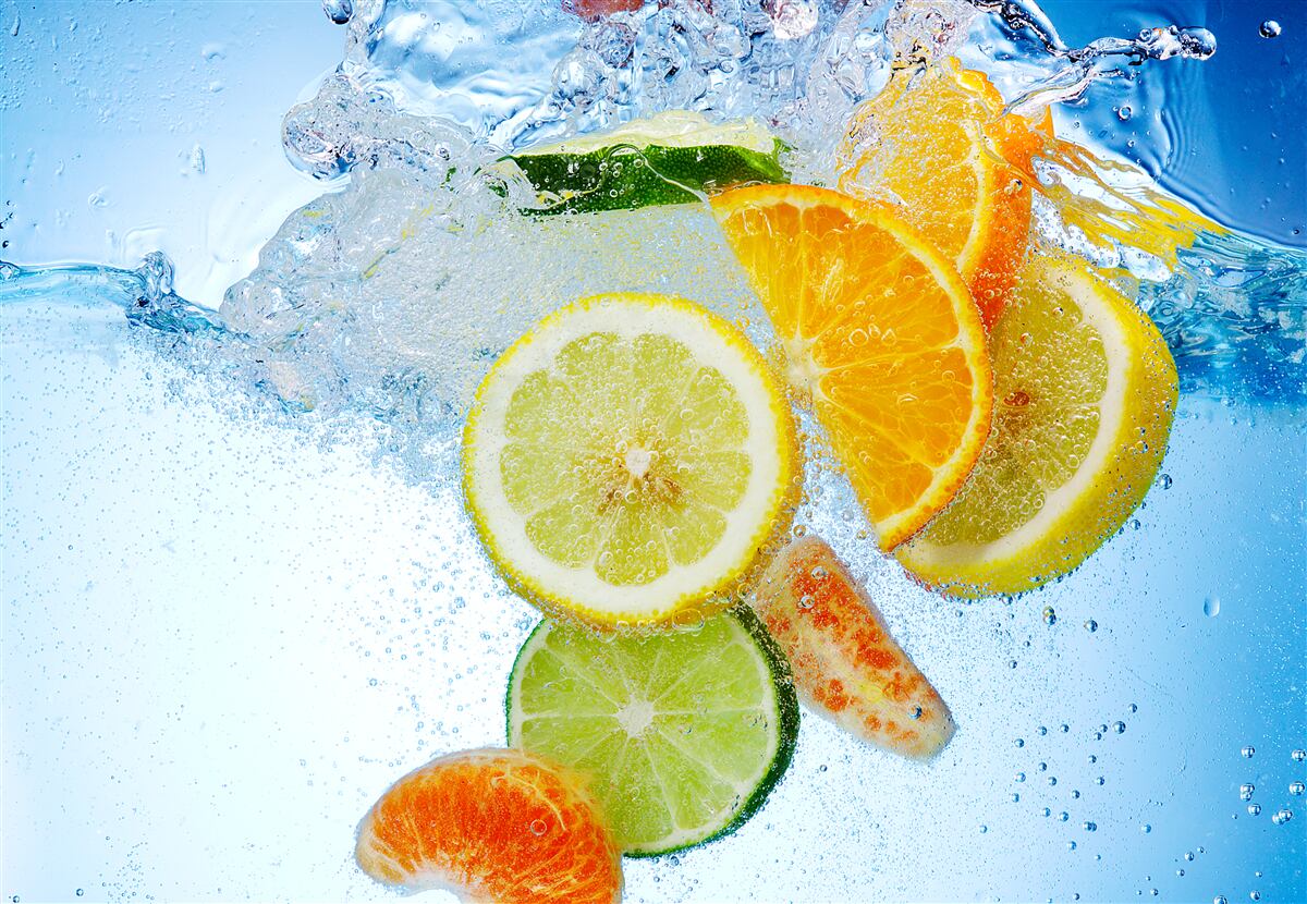 Fototapeten Obststücke im Wasser schweben