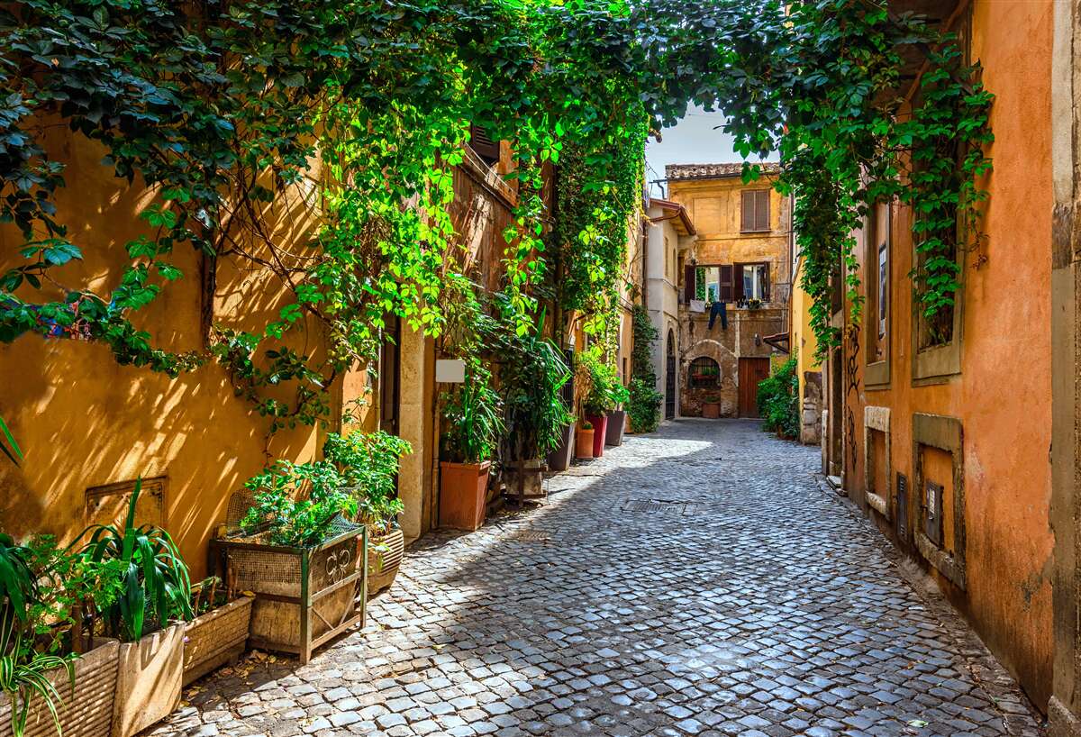 Fototapeten Der italienische Innenhof, umgeben von Grün, ist voller Komfort