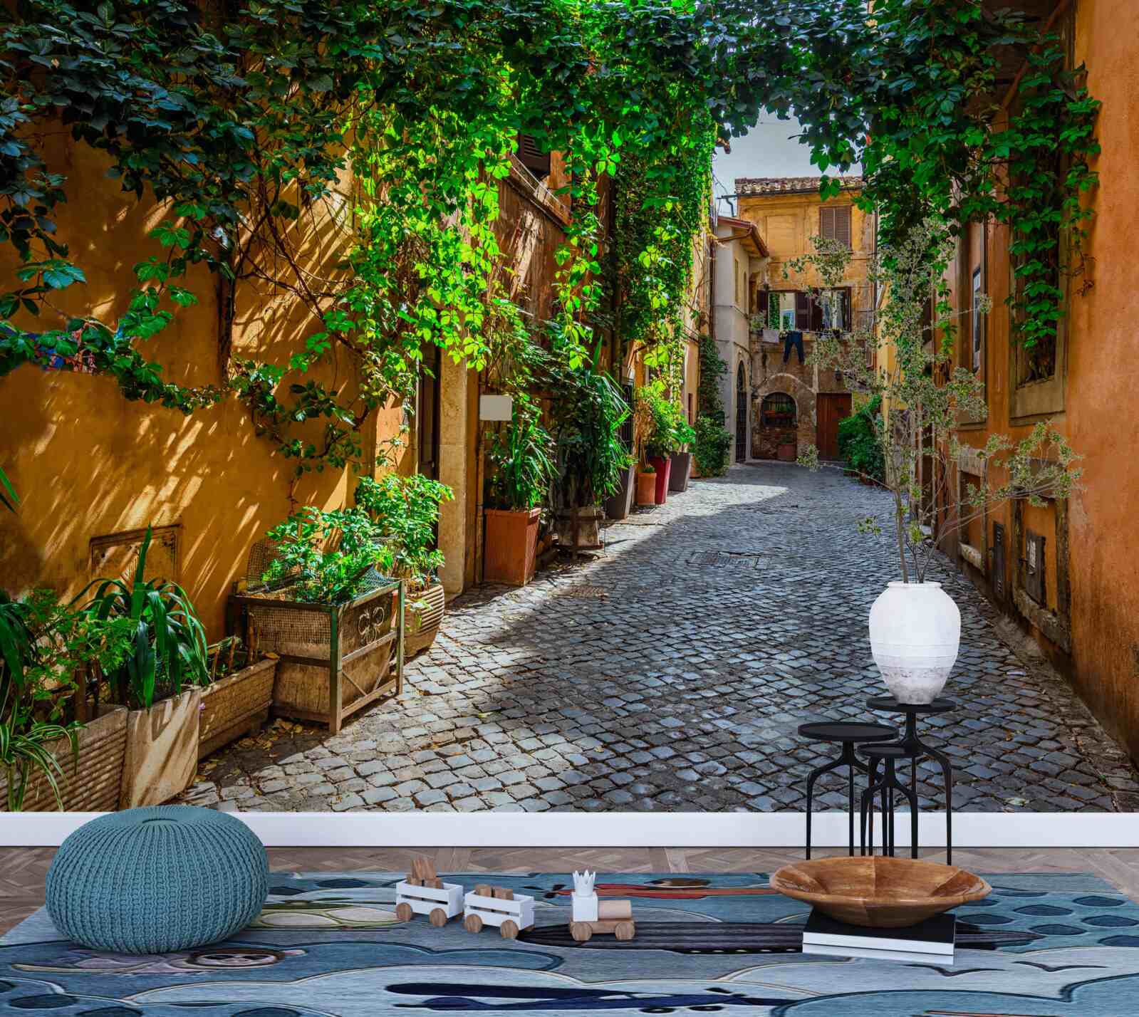 Fototapeten Der italienische Innenhof, umgeben von Grün, ist voller Komfort