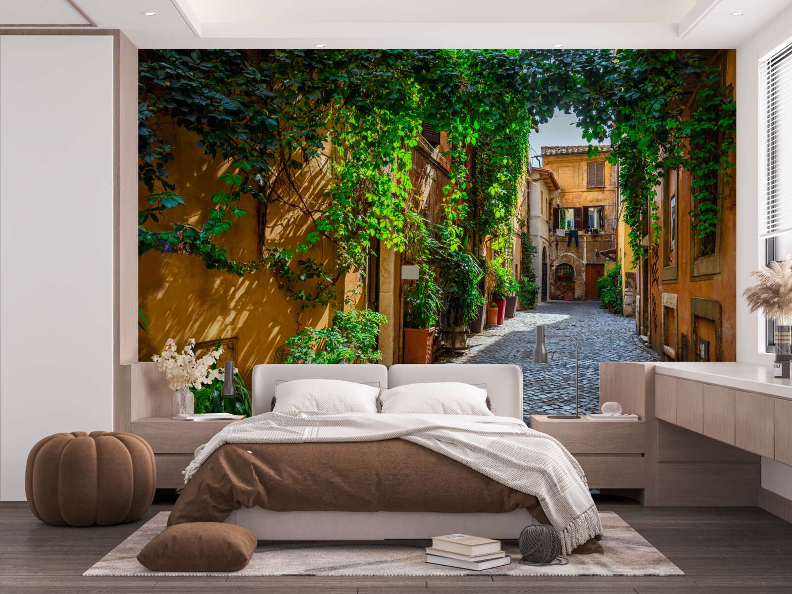 Fototapeten Der italienische Innenhof, umgeben von Grün, ist voller Komfort