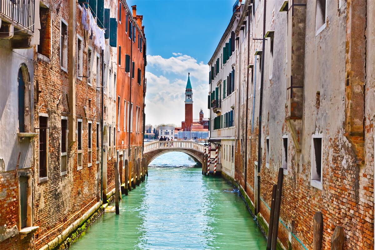 Fototapeten Venezianische Burg aus dem Kanal betrachten