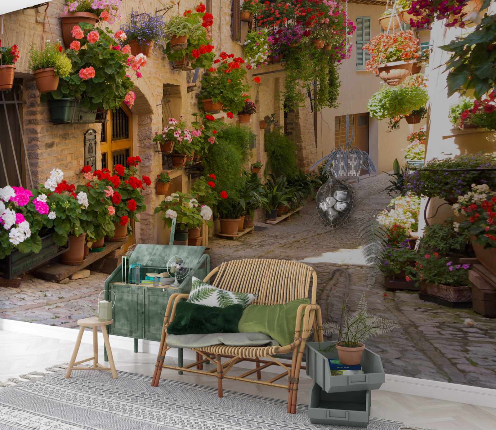 Fototapeten Natürliche Blumen auf einer historischen Straße