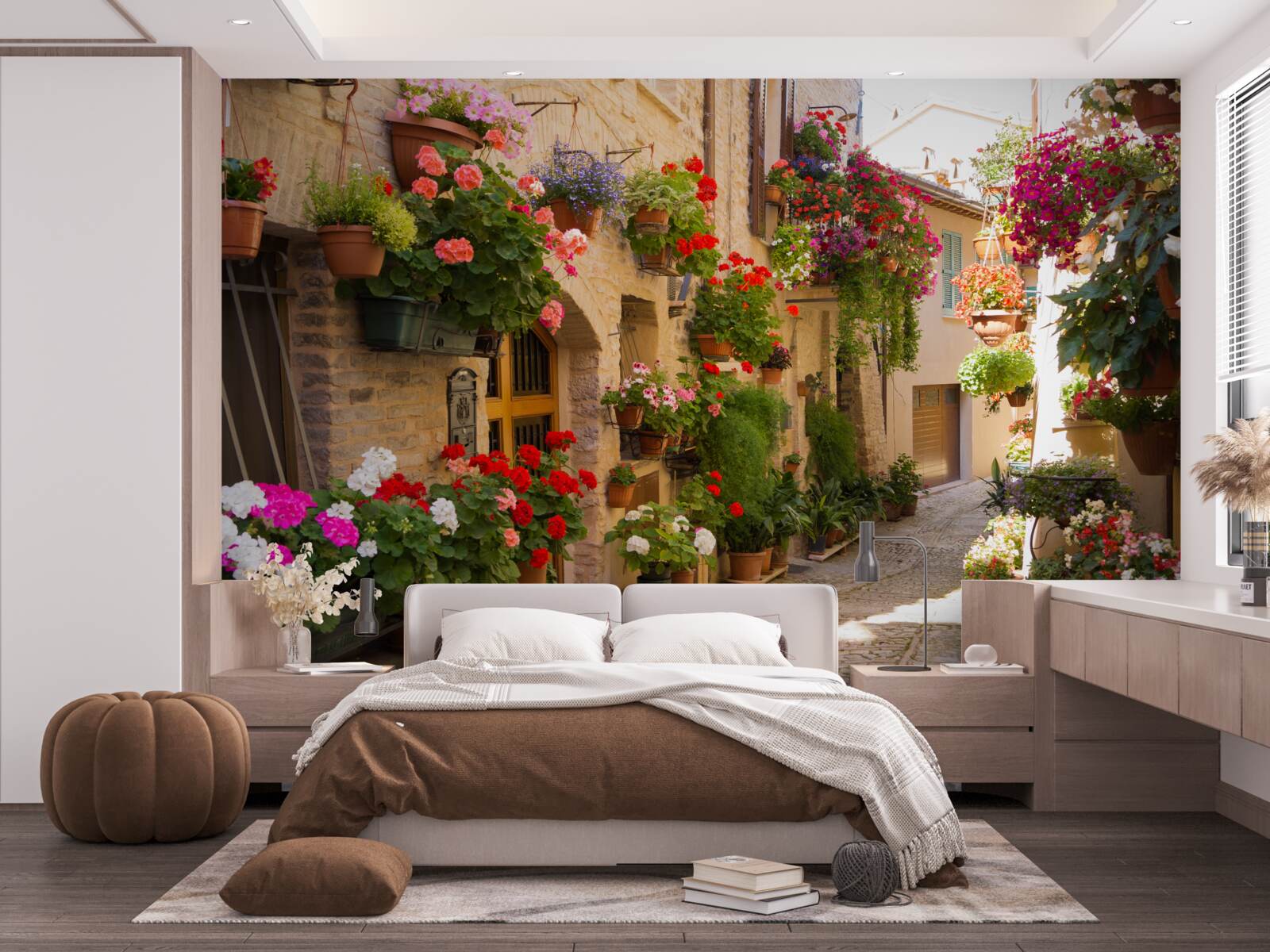 Fototapeten Natürliche Blumen auf einer historischen Straße
