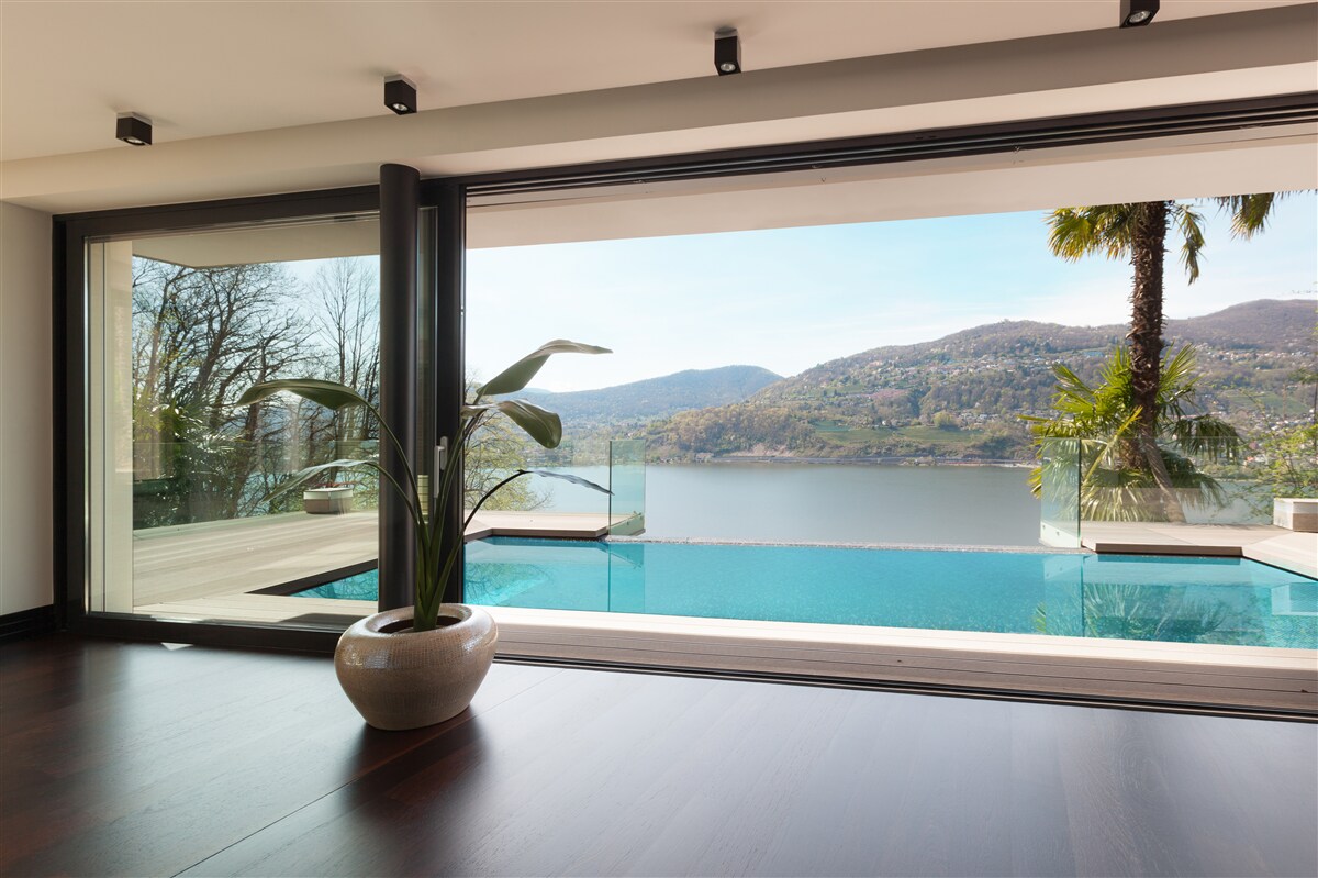 Fototapeten Ein exklusiver Pool mit Panoramablick auf die Bergkette