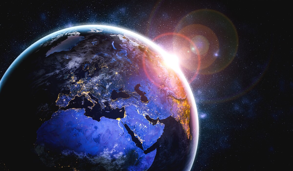 Fototapeten Die Sonne untergeht in ihrem hellen Licht über dem Planeten