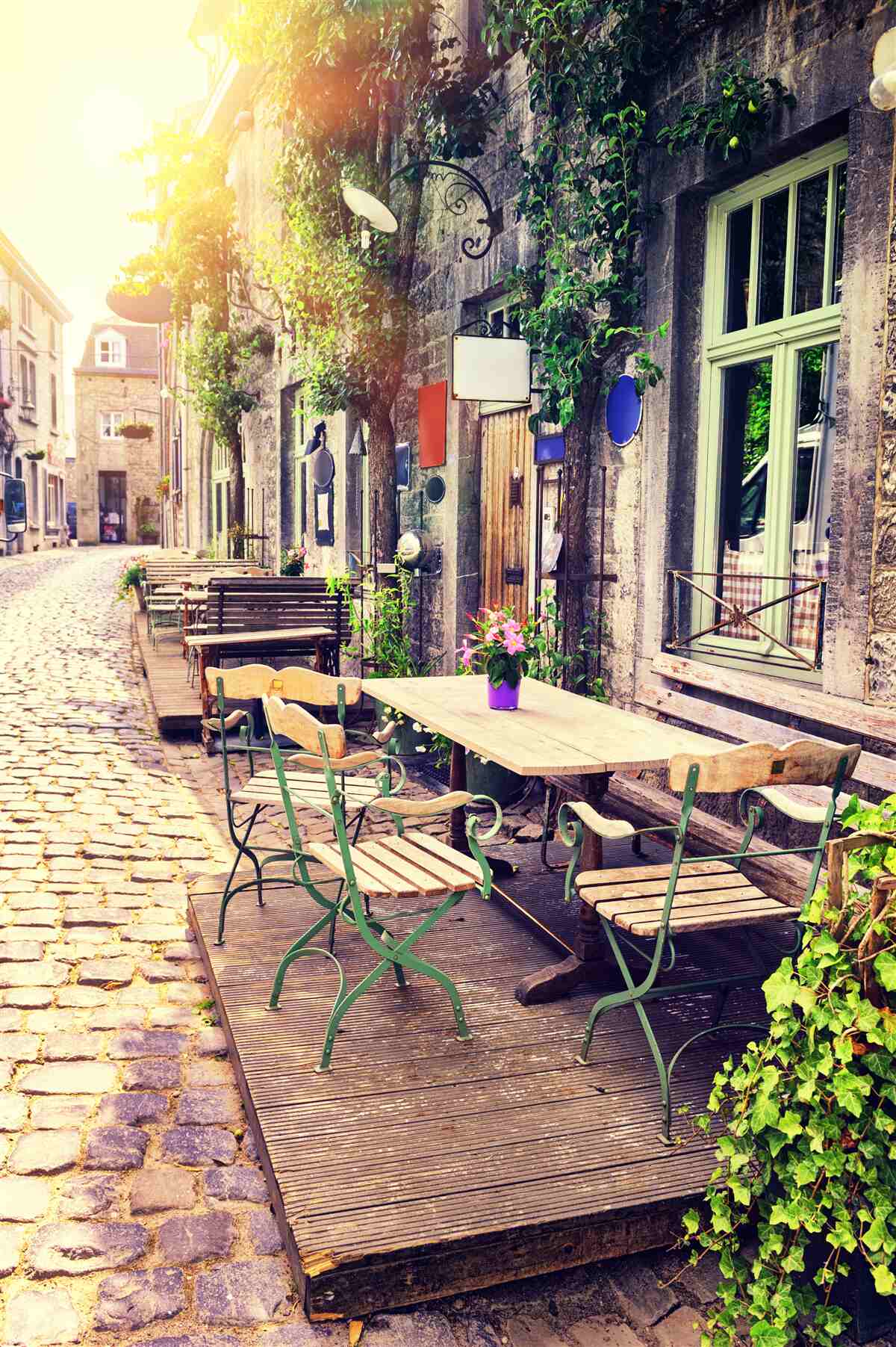 Fototapeten Ein Familiencafé mit einer gemütlichen Atmosphäre im Morgengrauen
