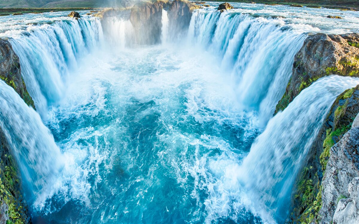 Fototapeten Eine Reihe von Wasserfällen, die mit einer Kaskade zum Fluss fallen