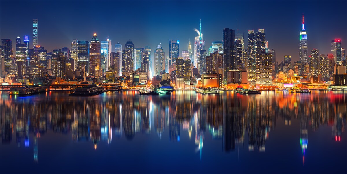 Fototapeten Reflexion der Nachtstadt im Wasser
