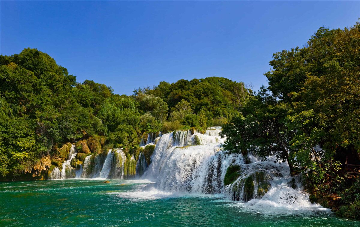 Fototapeten Ansichten für Waldwege und donnernde Wasserfälle