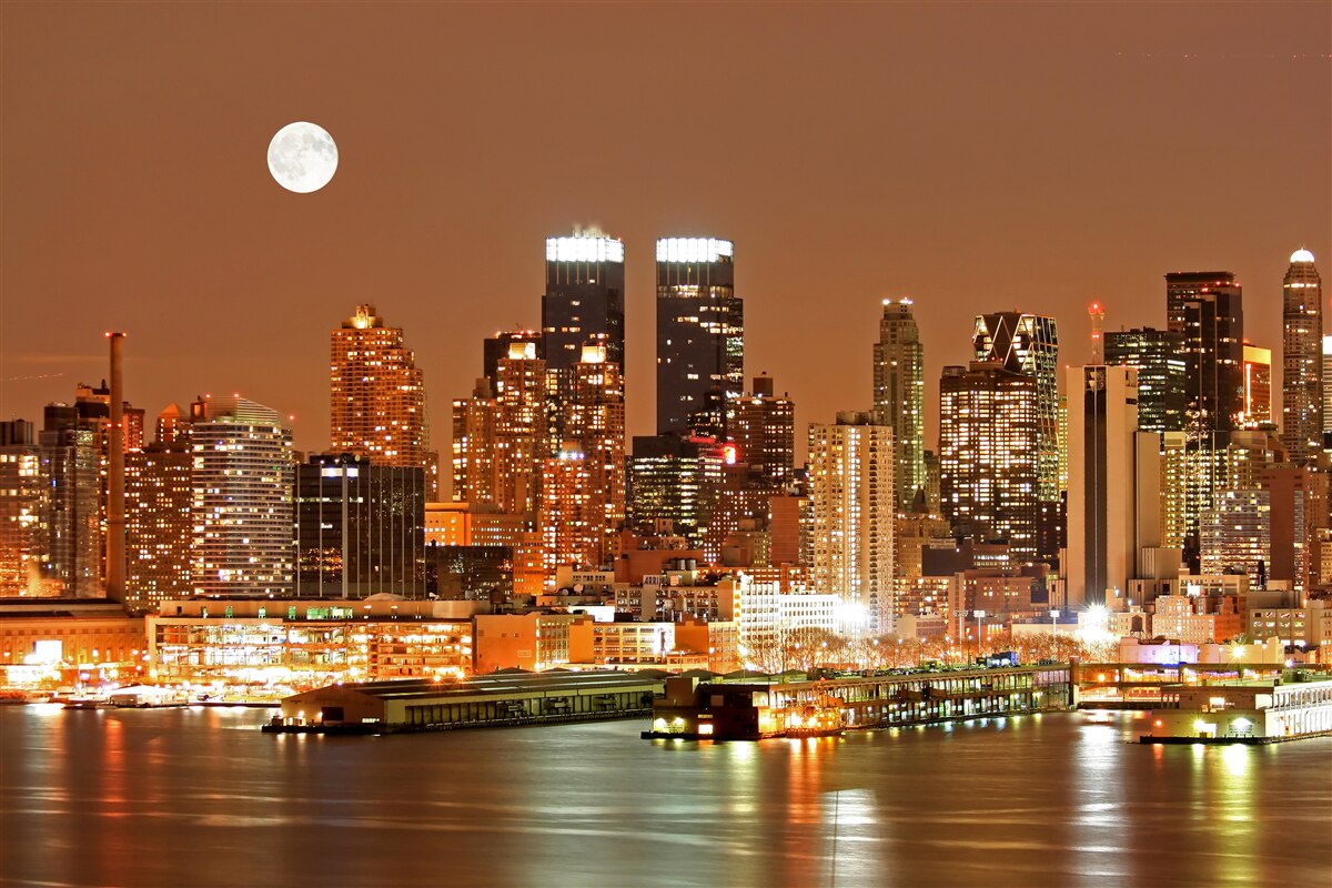 Fototapeten Die Stadt wird vom Mond voll beleuchtet