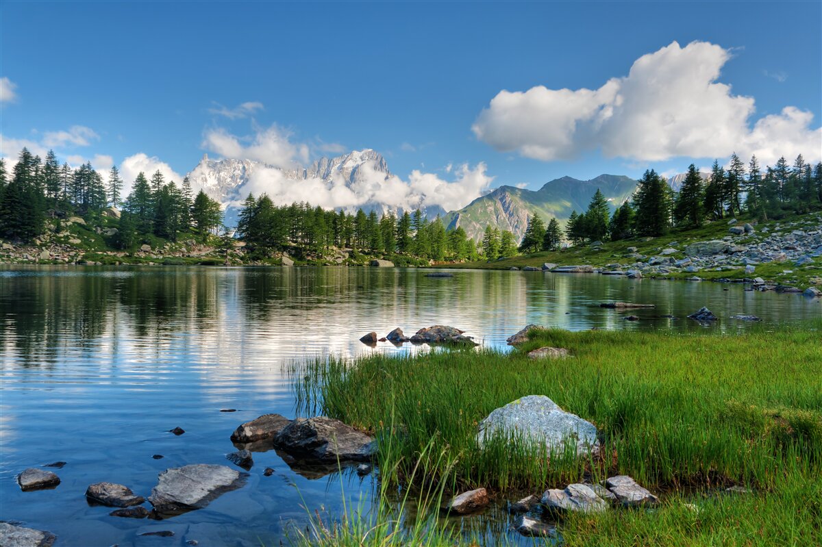 Fototapeten Der Sommergeschmack eines ruhigen Berges River